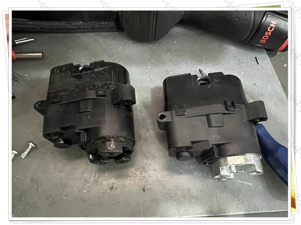 빽미러공장 작업대 위 분해된 어코드 사이드미러(왼쪽)와 고강도 교체 부품(오른쪽) 비교