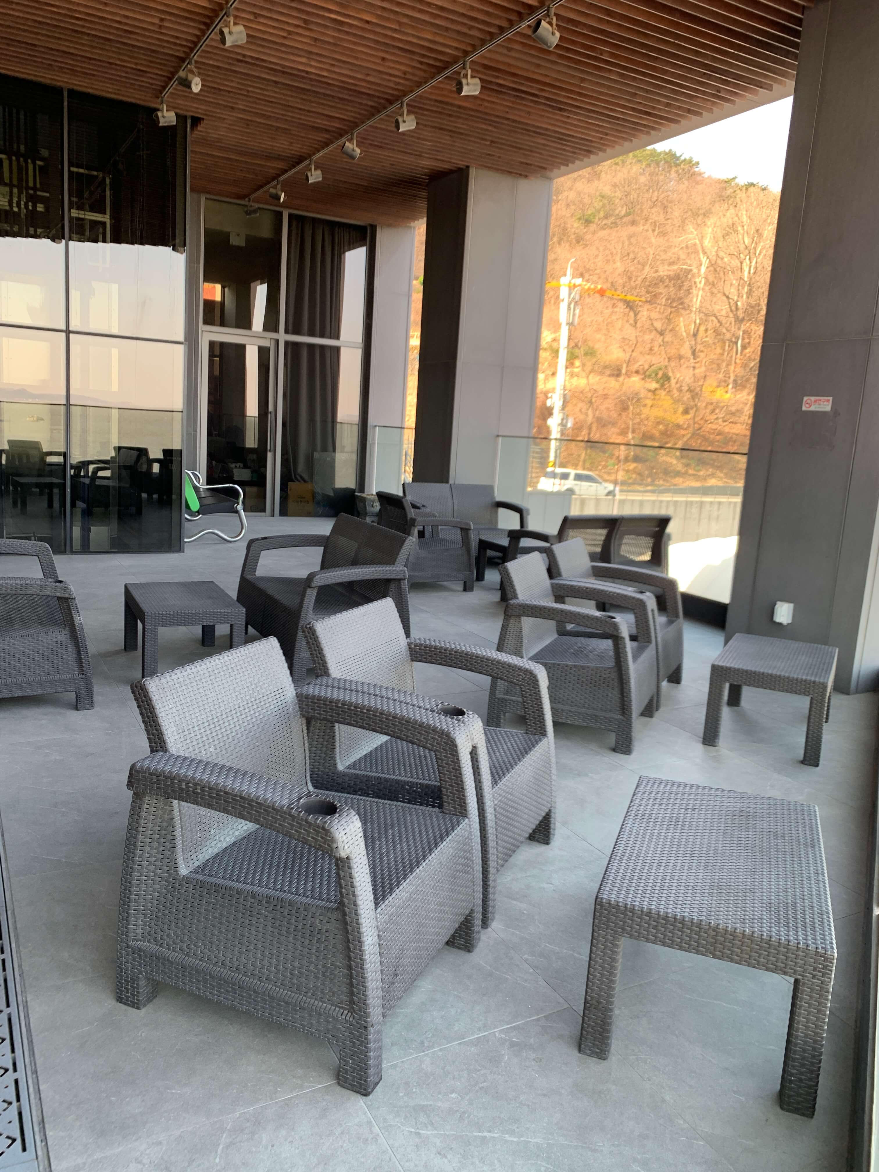 카페 1층 왼편 테라스