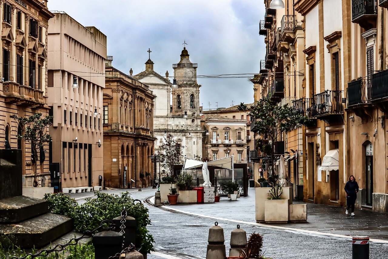 도시 속 조용한 산책코스 상가 간판이 법적으로 제한된 구역 산책코스