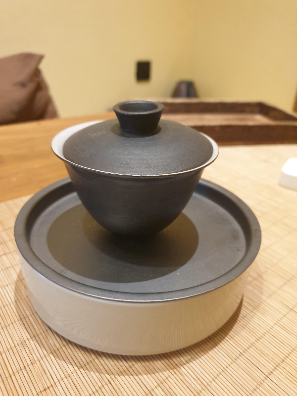 차를 우릴 때 사용하는 개완과 다기 트레이