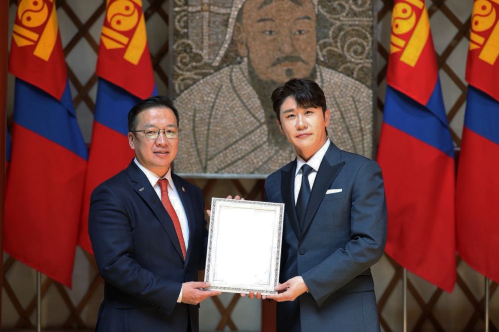 몽골 환경관광부장관으로부터 위촉장을 받는 영탁, 어비스컴퍼니