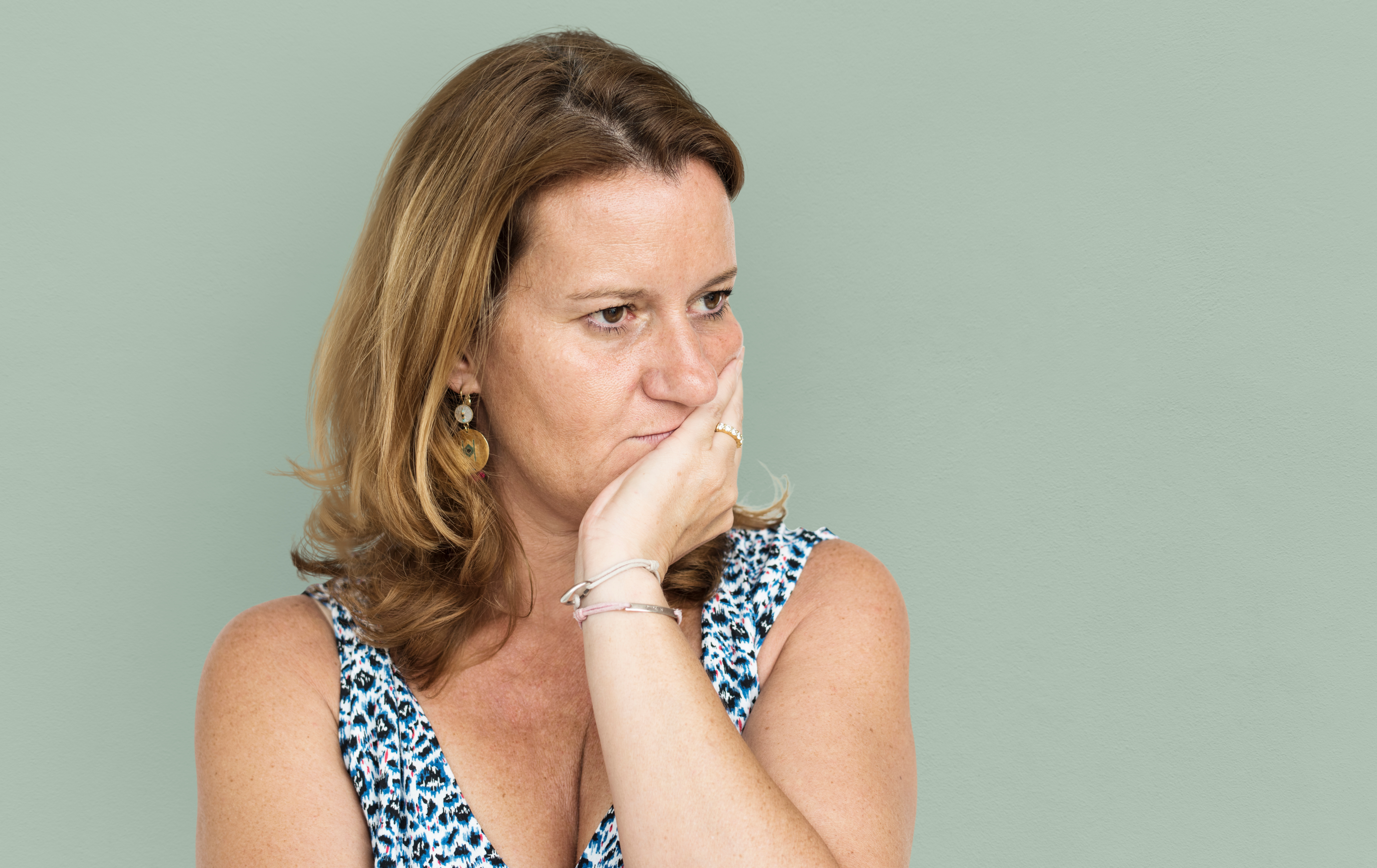 갱년기 증상을 겪고 있는 여성