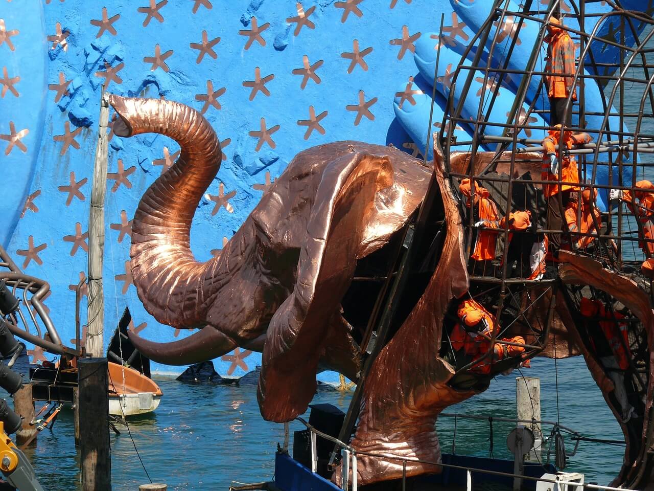 무대 제작에서 사용되는 다양한 재료와 특징