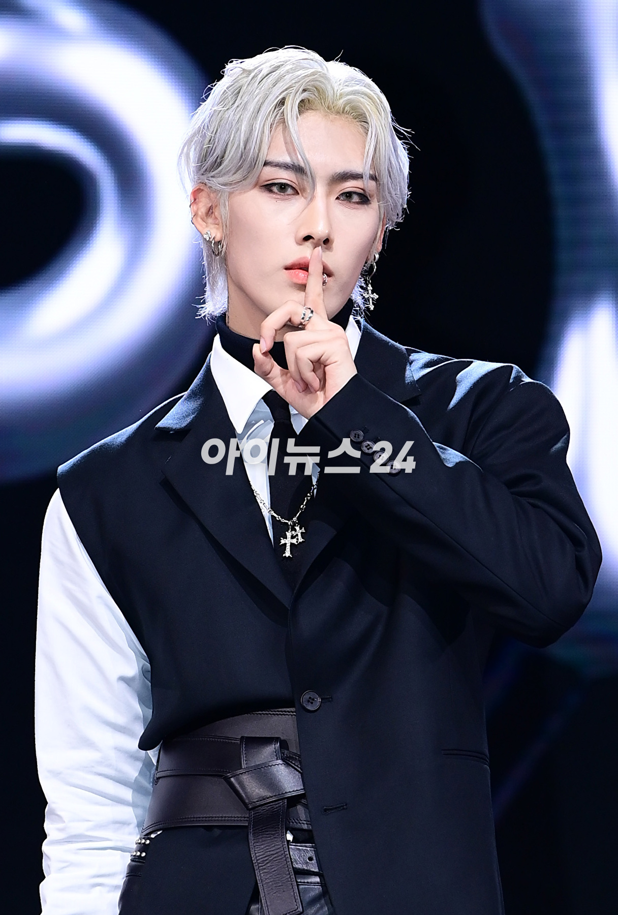 그룹 제로베이스원 리키가 6일 오후 서울 광진구 예스24라이브홀에서 열린 제로베이스원(ZEROBASEONE) 두 번째 미니앨범 '멜팅 포인트'(Melting Point) 발매 기념 쇼케이스에서 포토타임을 갖고 있다. [사진=정소희 기자]