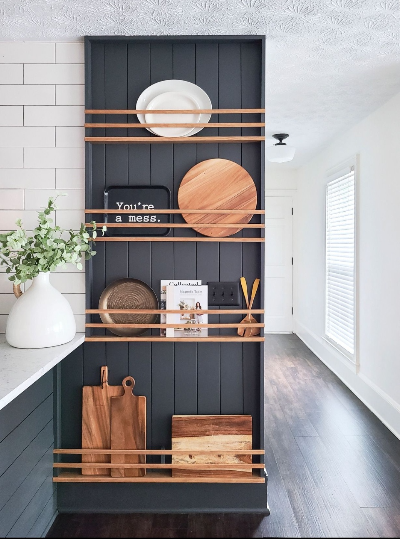 물건의 위치가 일정하게 유지된 정리된 실내 공간