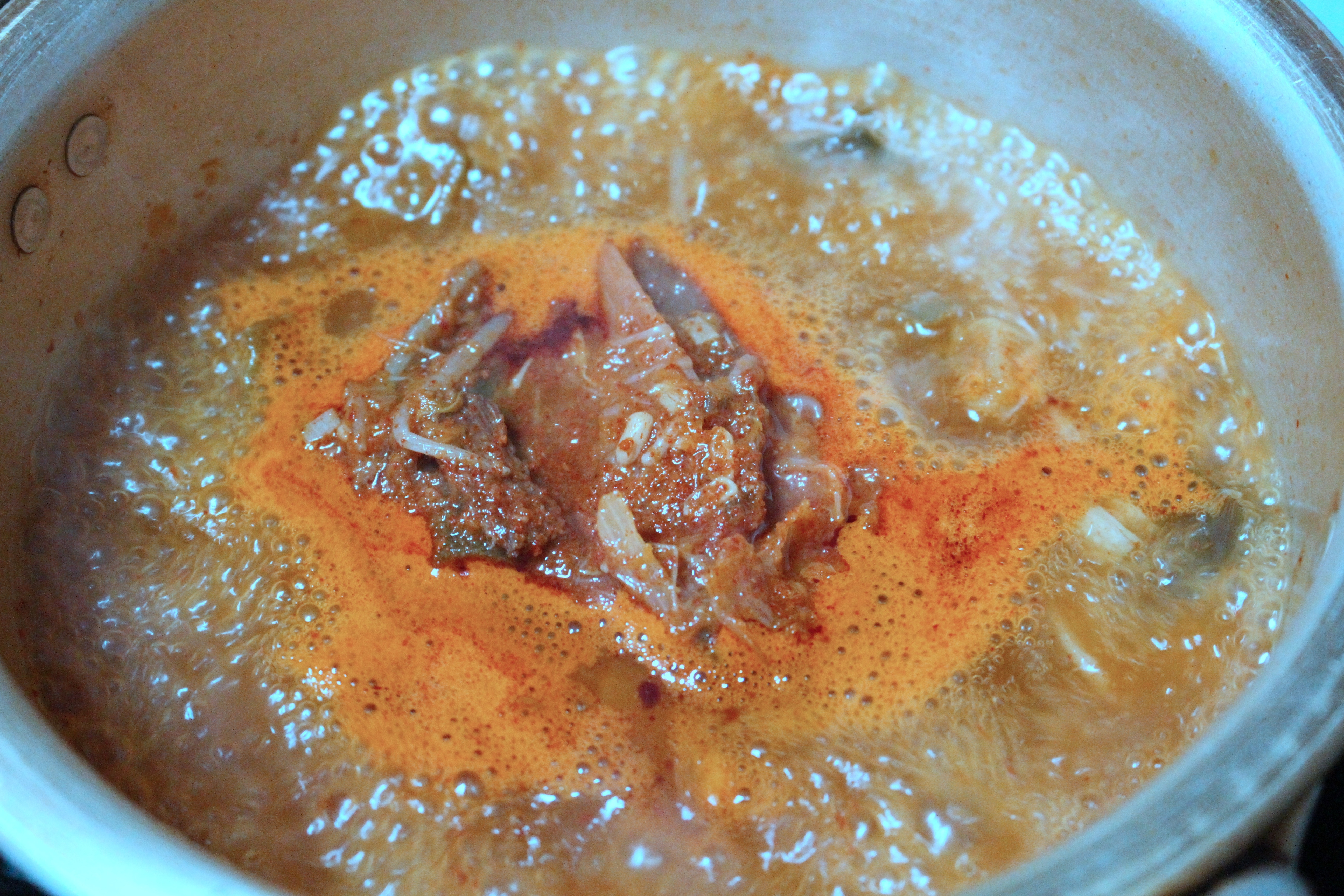 보글보글 잘 끓고 있는 육개장