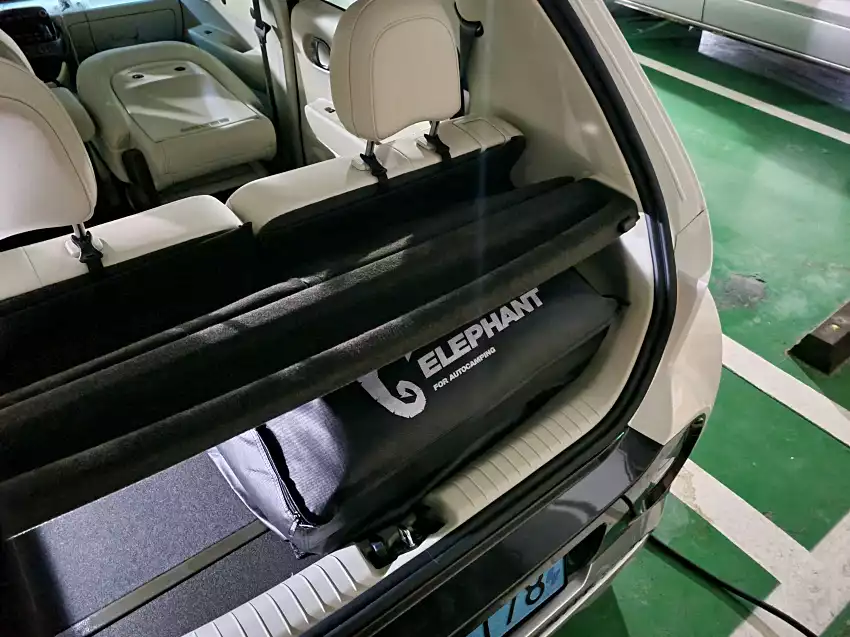 코끼리 차박 매트를 접어서 보관한 모습입니다.