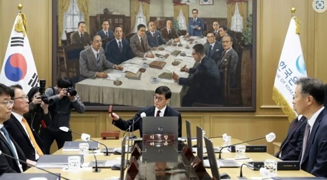 서울=뉴시스] 사진공동취재단 = 이창용 한국은행 총재가 28일 오전 서울 중구 한국은행에서 열린 금융통화위원회에서 의사봉을 두드리고 있다.