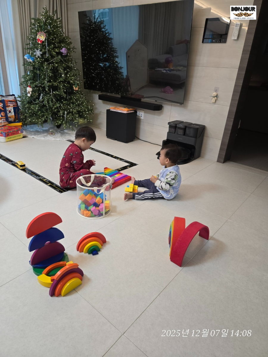 거북섬에 사는 선배님댁 형아와 놀고 있는 첫째