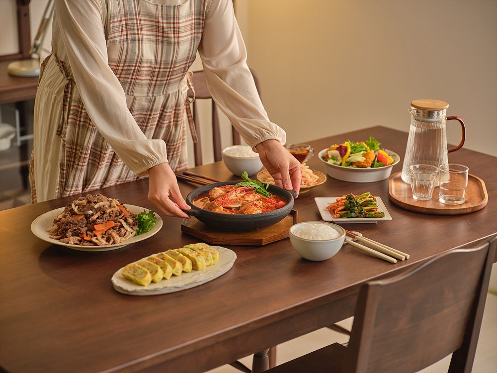맛있는 음식이 차려진 식탁
