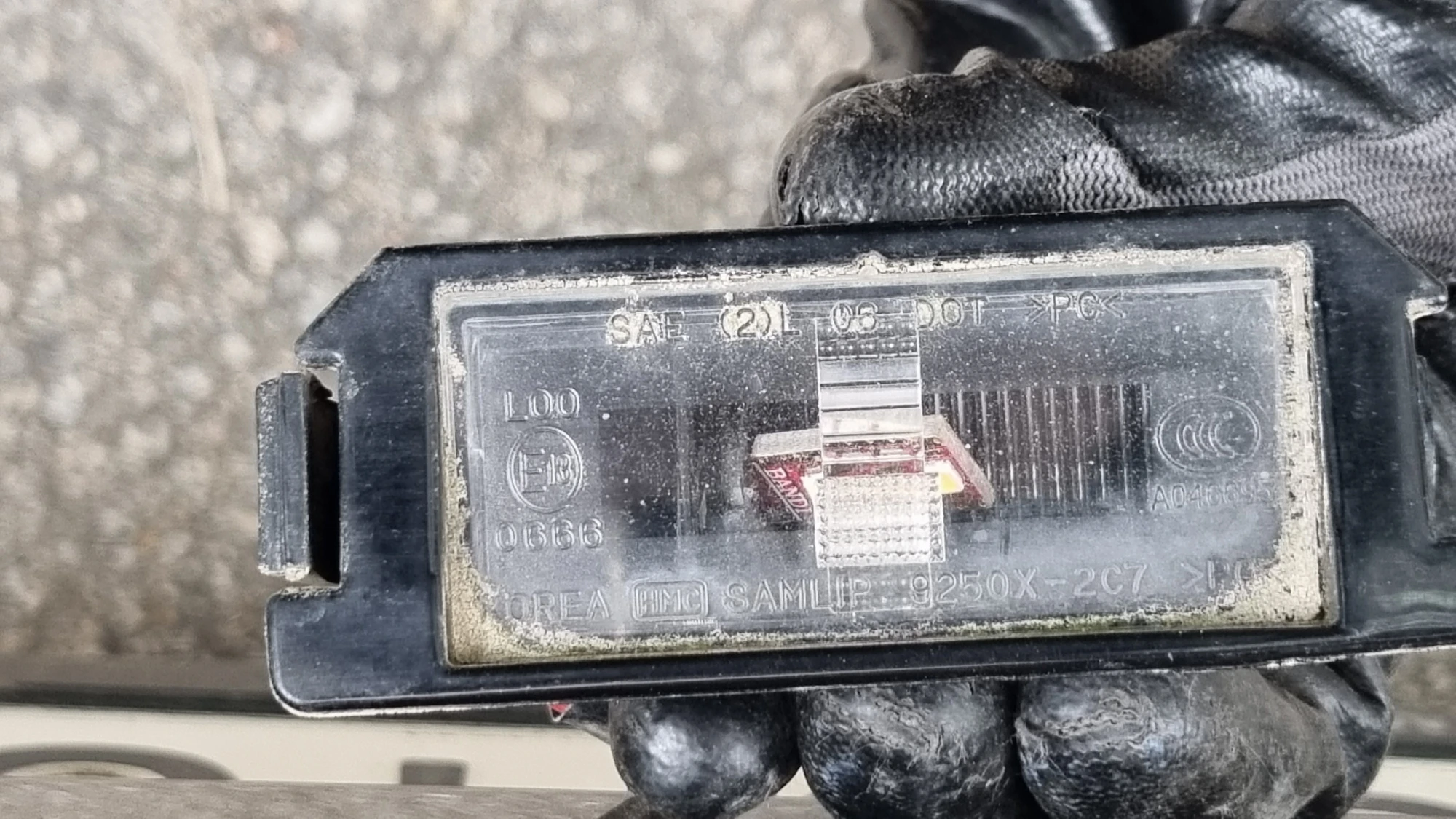 번호판 조명 전구 방향