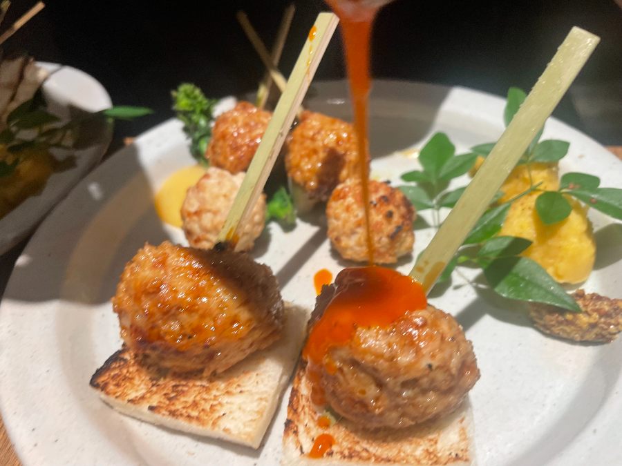 쿠마노 야키토리 난황소스, 트러플을 뿌린 꼬치구이