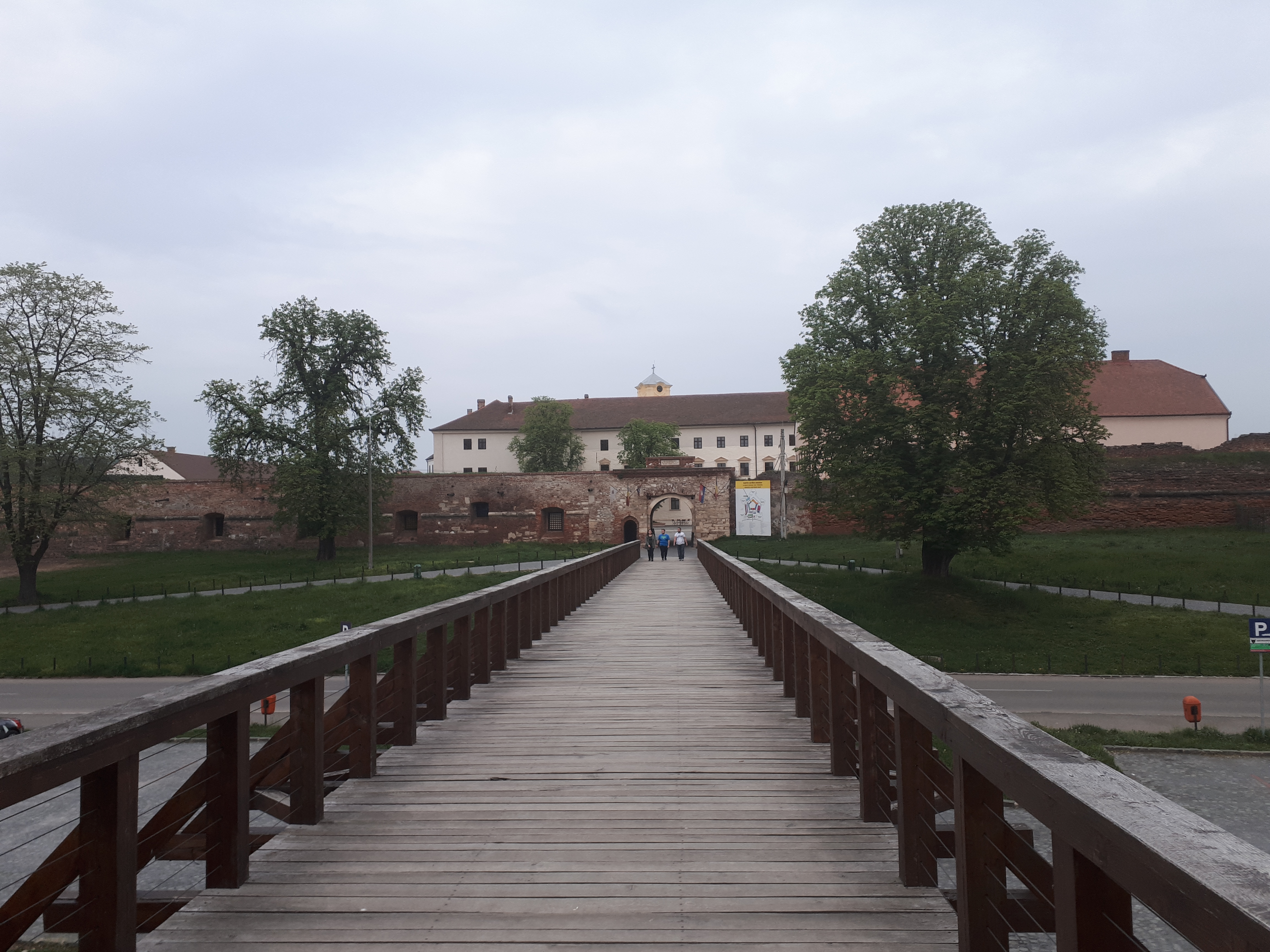 루마니아 오라데아 요새 입구로 가는 다리