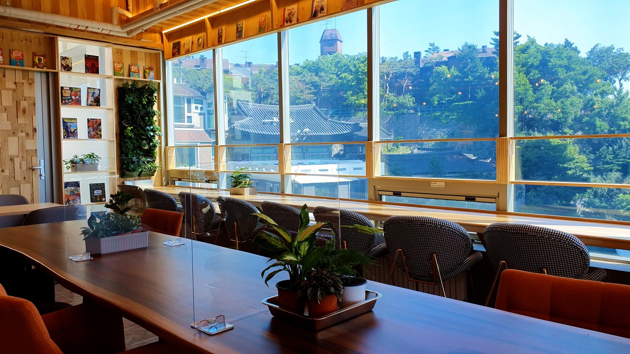 카페 내 창가 자리 사진