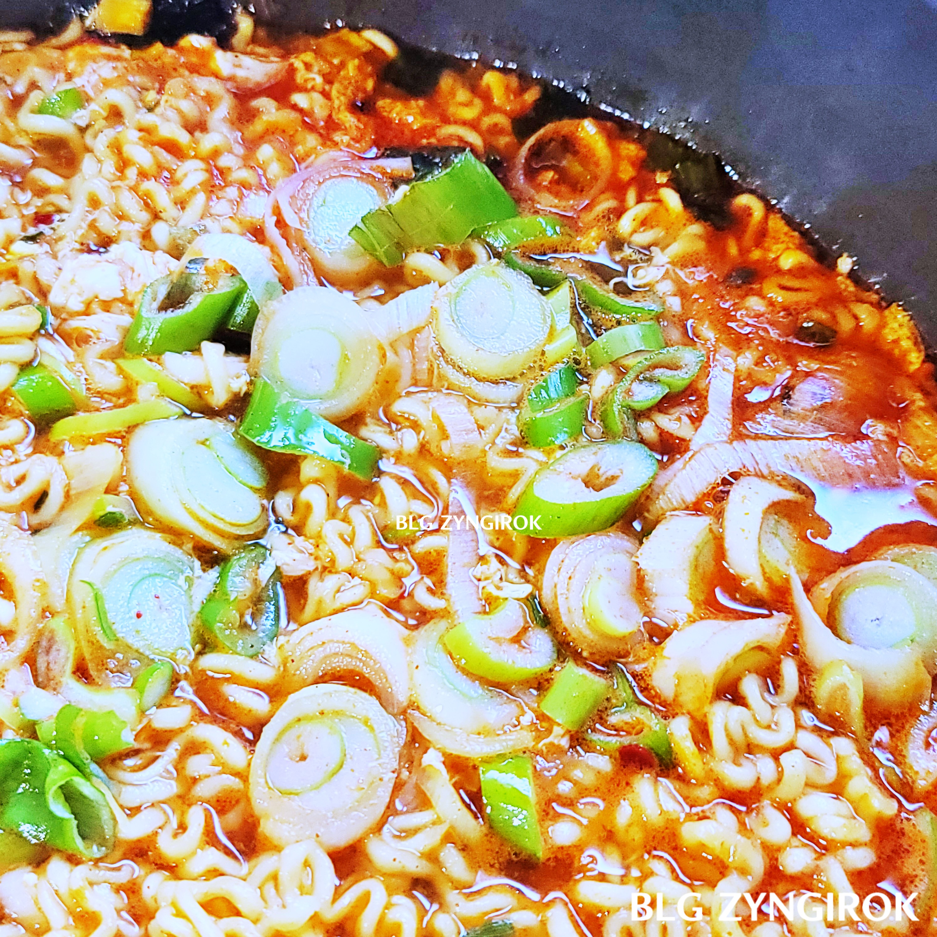 계란과 파를 추가한 빽라면 모습이다.