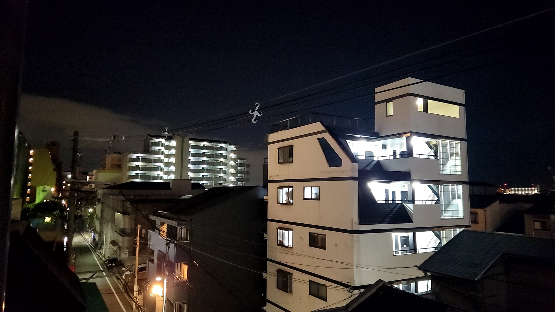 일본에서 머문 숙소 밖 밤 풍경이다. 상당히 한적하고 조용해서 밤에 잠을 자는 데 불편함이 없었다