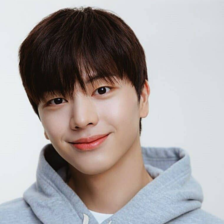 가수-겸-배우-육성재