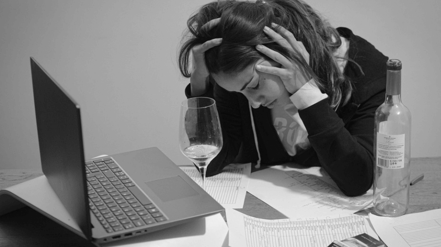 생리가 늦어지는 이유가 되는 과로와 피로가 쌓여 있는 여성