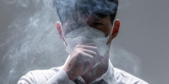 담배연기-마스크-착용-남성-기침