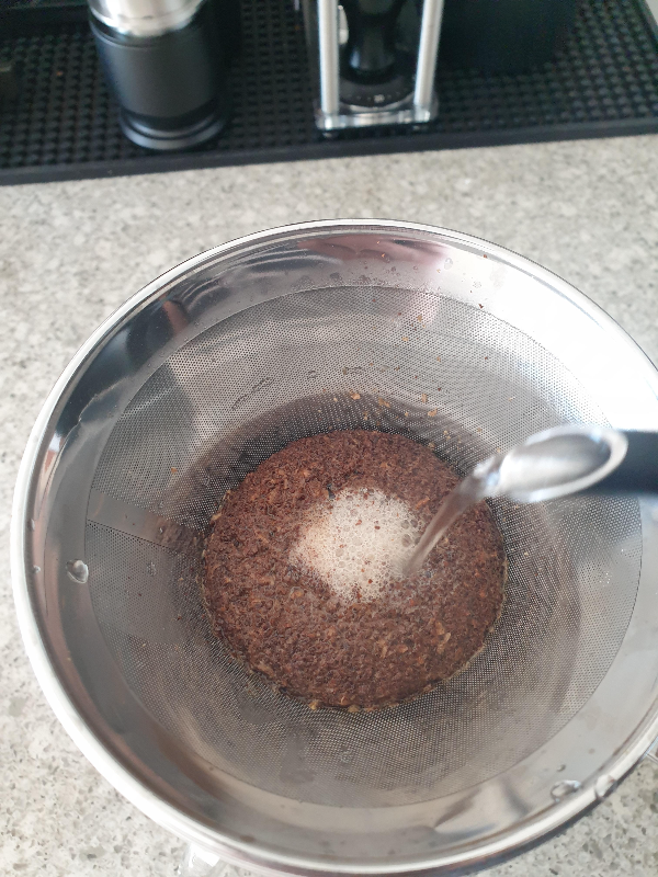 가운데만 거품이 일어나고 있다. 커피 베드 바깥쪽은 빵빵한 모양을 유지하고 있다.