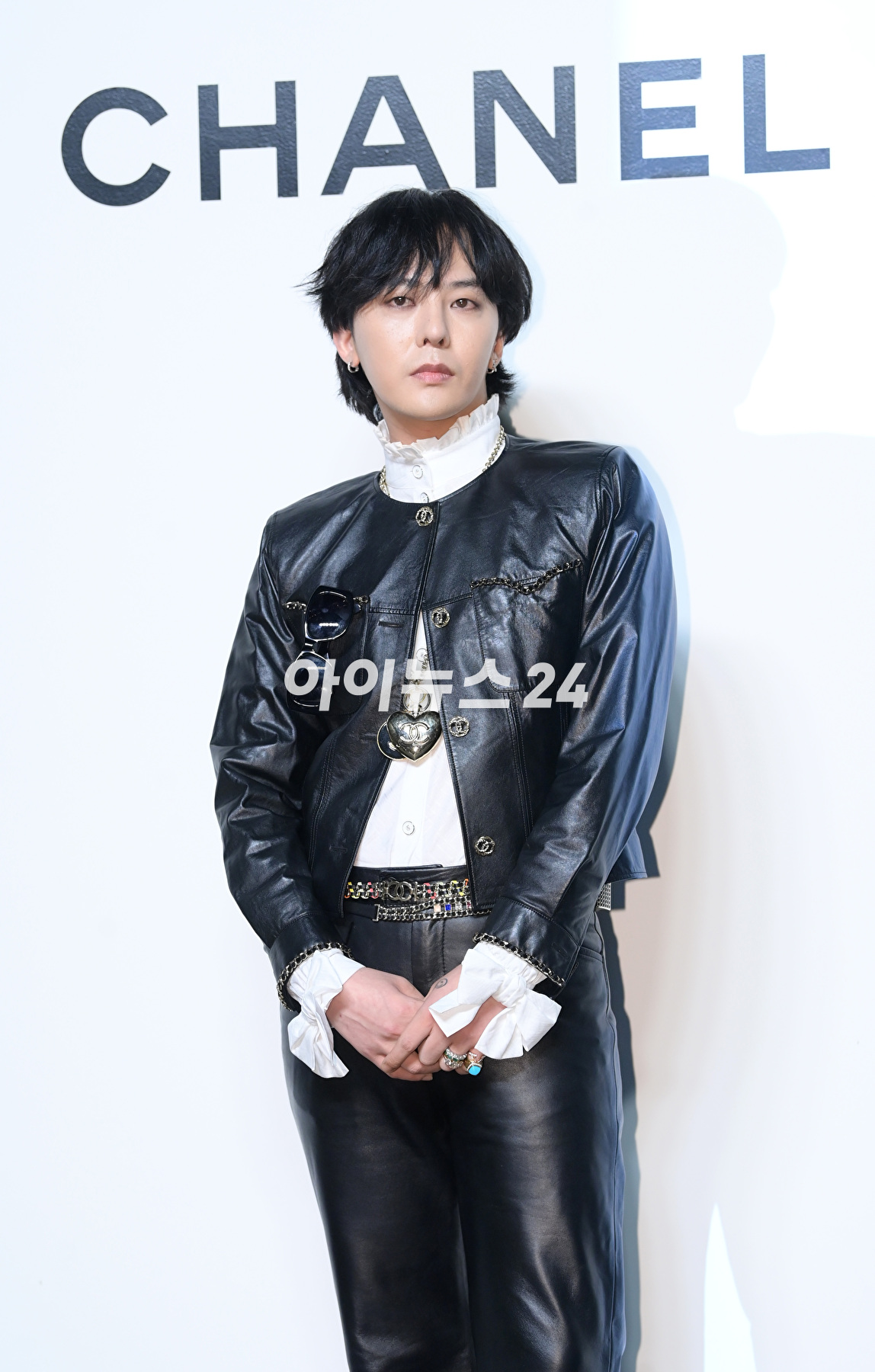 가수 지드래곤(GD)이 6일 오후 서울 강남구 청담동 인근에서 진행된 샤넬X프리즈 칵테일 리셉션 행사에 참석하고 있다. [사진=정소희 기자]