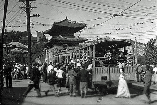 일제강점기, 남대문 숭례문 주변에서 노면전차를 타려는 사람들의 모습