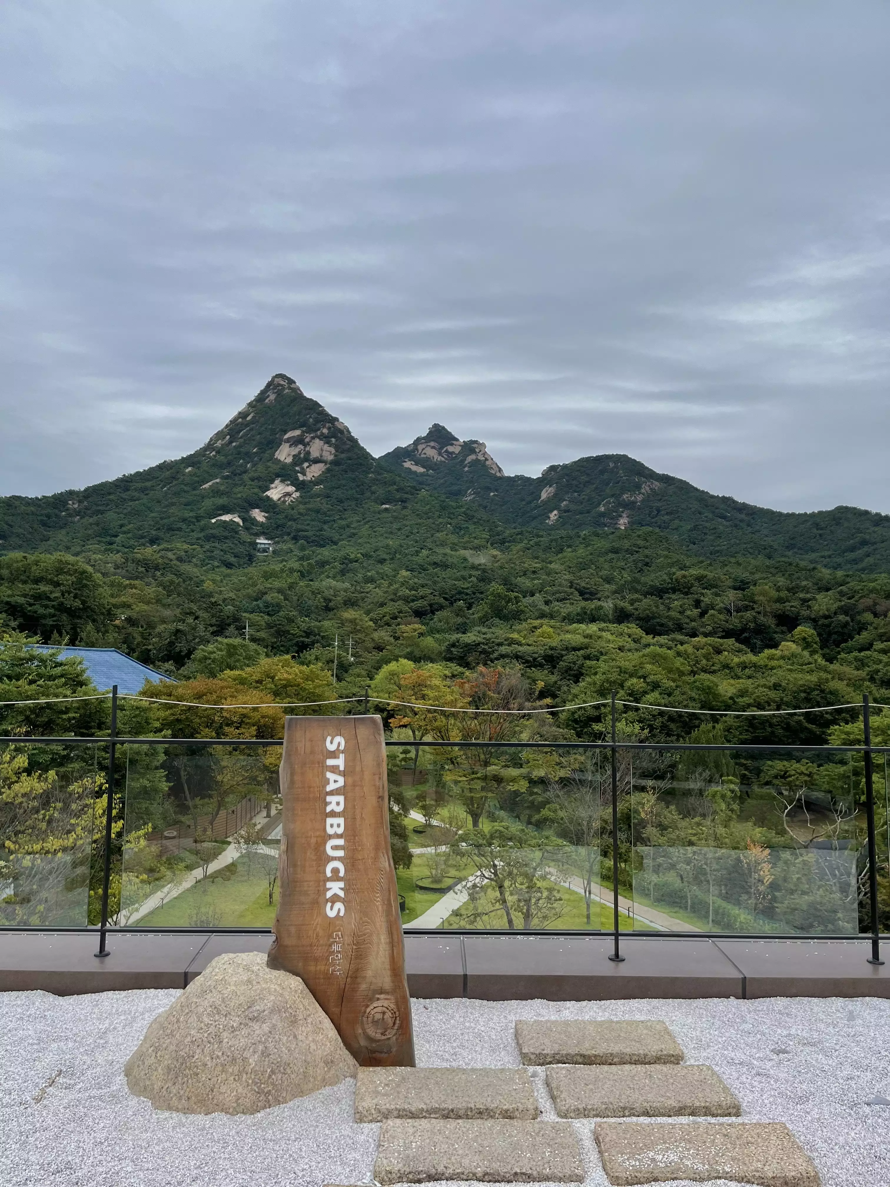 북한산 스타벅스 경치 사진이다.