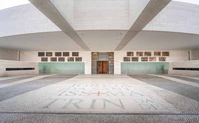 성삼위 성당 입구 사진