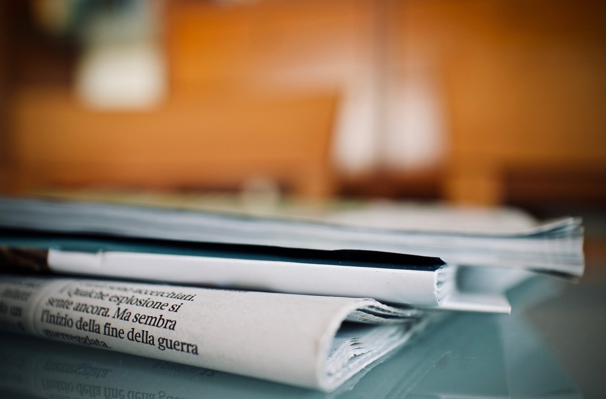 포커싱된 책상 위의 신문