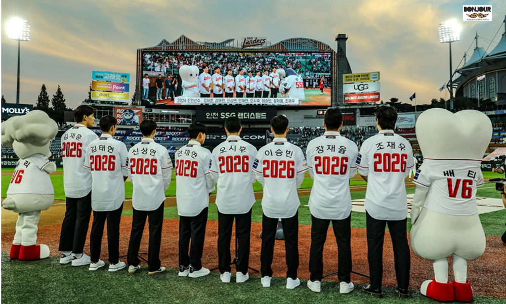 야구 유니폼 등번호가 선명하게 보이는 선수들 모습