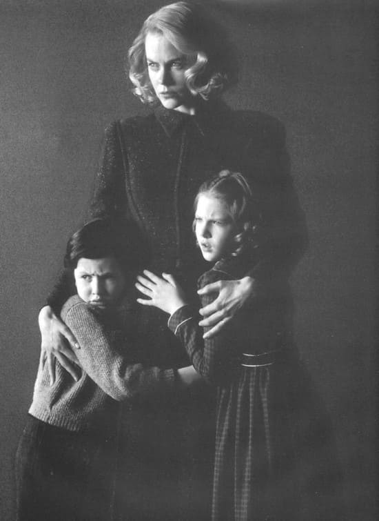 영화 the ohters의 주인공들의 흑백사진