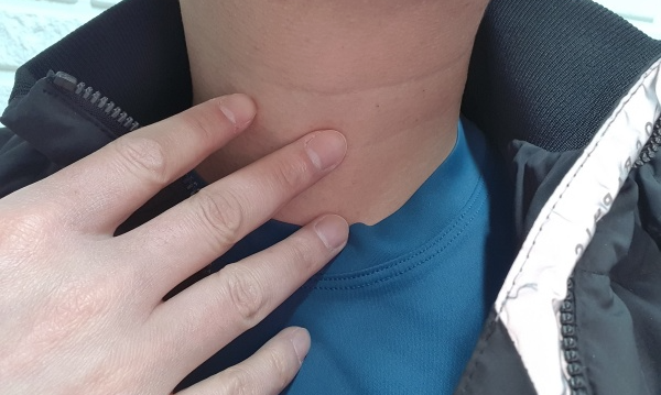 목-통증을-호소하는-사람