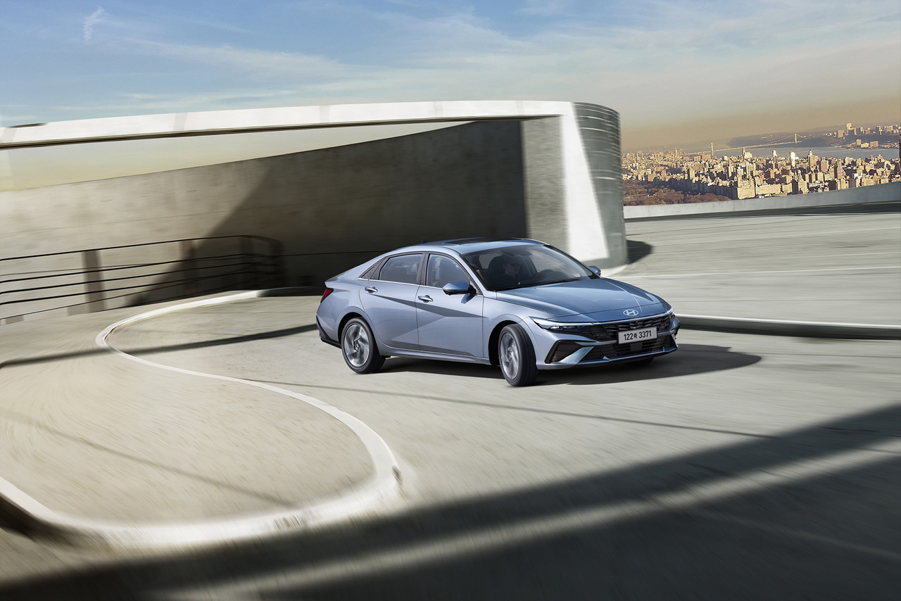 2023년형 현대 아반떼 전측면 사진