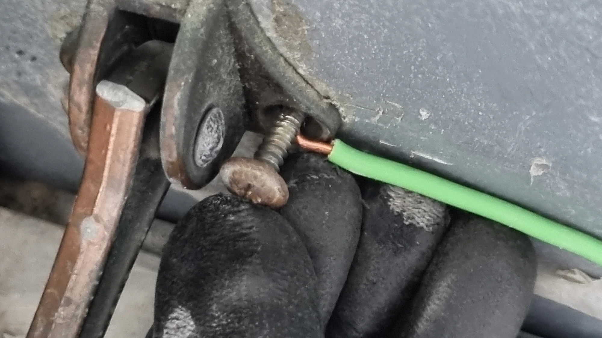 현관문 말발굽 스토퍼 고정 모습