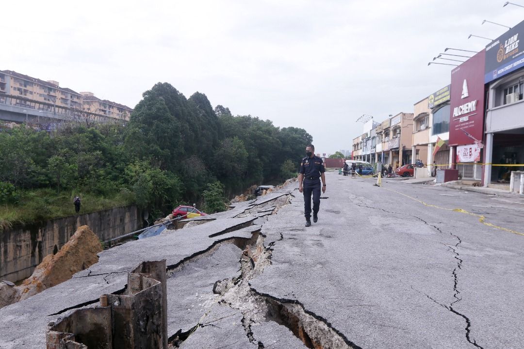 말레이시아 도로 붕괴로 5대 차량 꿀꺽! VIDEO: Five vehicles damaged after drain collapses near Seri Kembangan