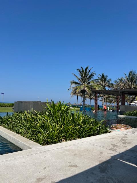 나트랑 알마리조트 메인풀 햇빛 뜨거운 오전