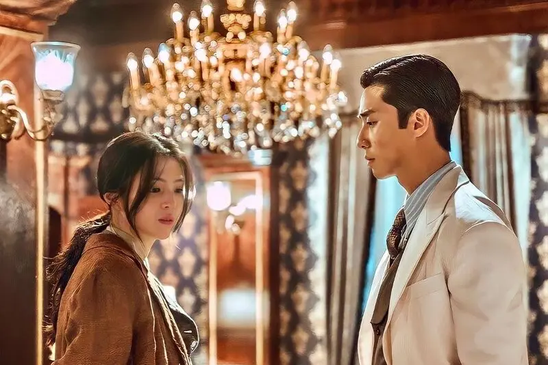 어느 실내에 함께 마주보고 있는 경성크리처의 출연진 박서준, 한소희