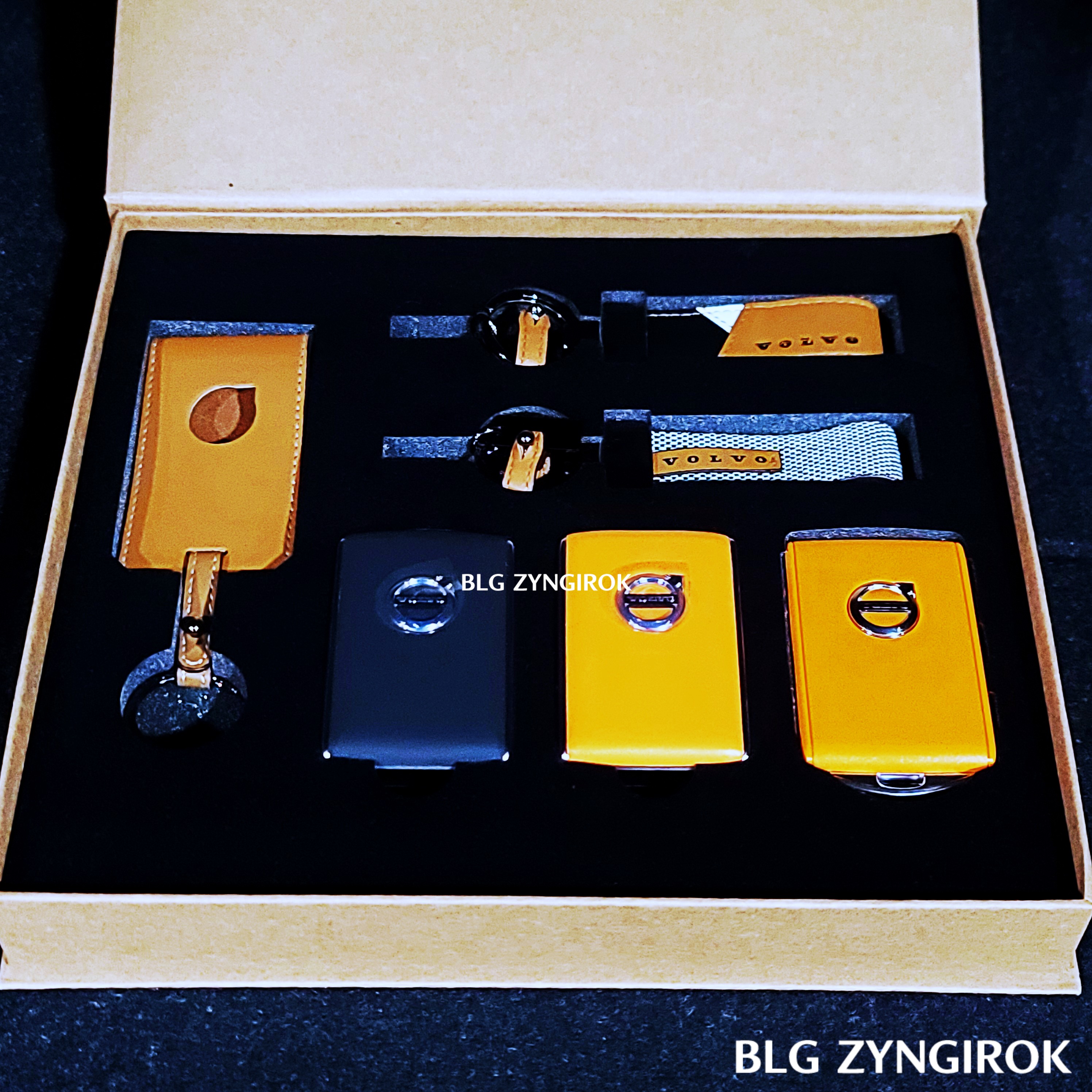 키링과 키케이스가 상자안에 담겨있는 모습이다.