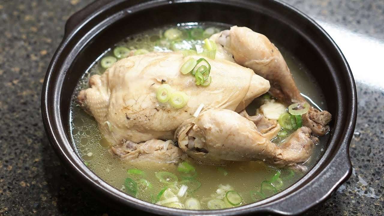 삼계탕이 뚝배기에 담겨있다.