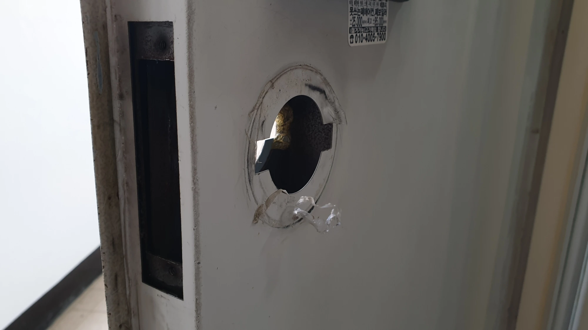 옆면 고정 부품 뗀 모습