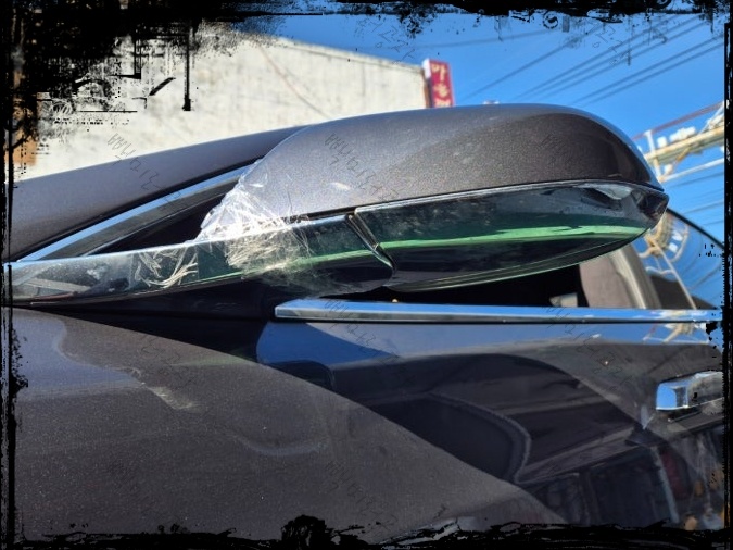 테슬라 모델S 사이드미러 목 부분 파손으로 덜렁거리는 모습