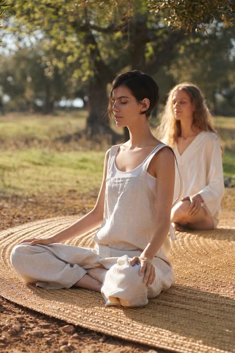 명상하고 있는 여인