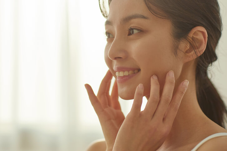 피부 관리를 하는 여성의 모습