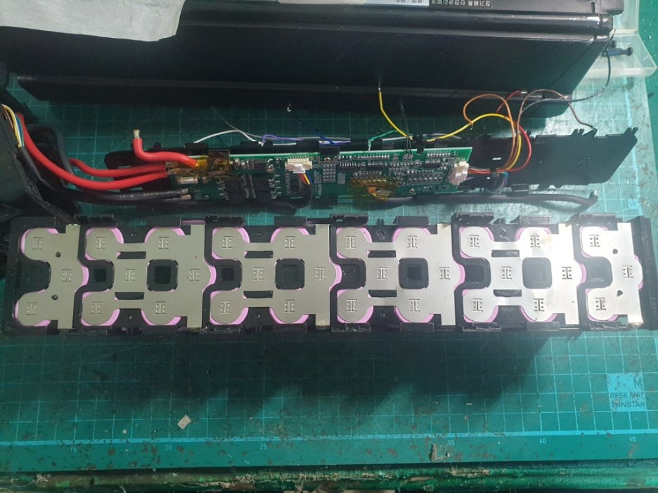 팬텀시티24 전기자전거배터리 분리된 내부 배터리 팩