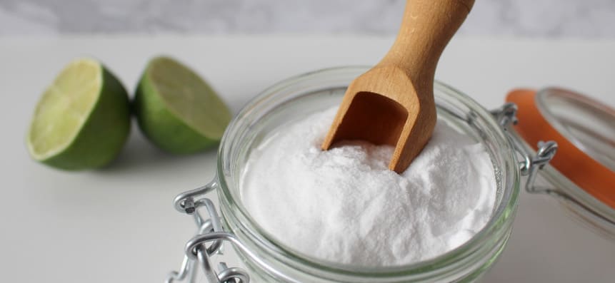 유리컵에 담겨 있는 베이킹소다