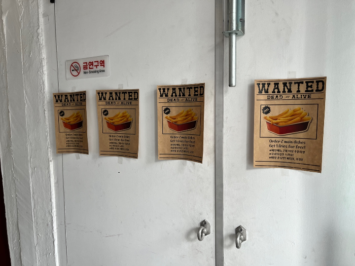 옥탑버거 입구 및 이벤트 2