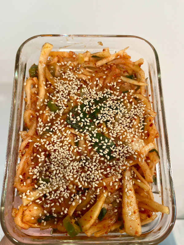 완성된 무생채 통깨뿌리기