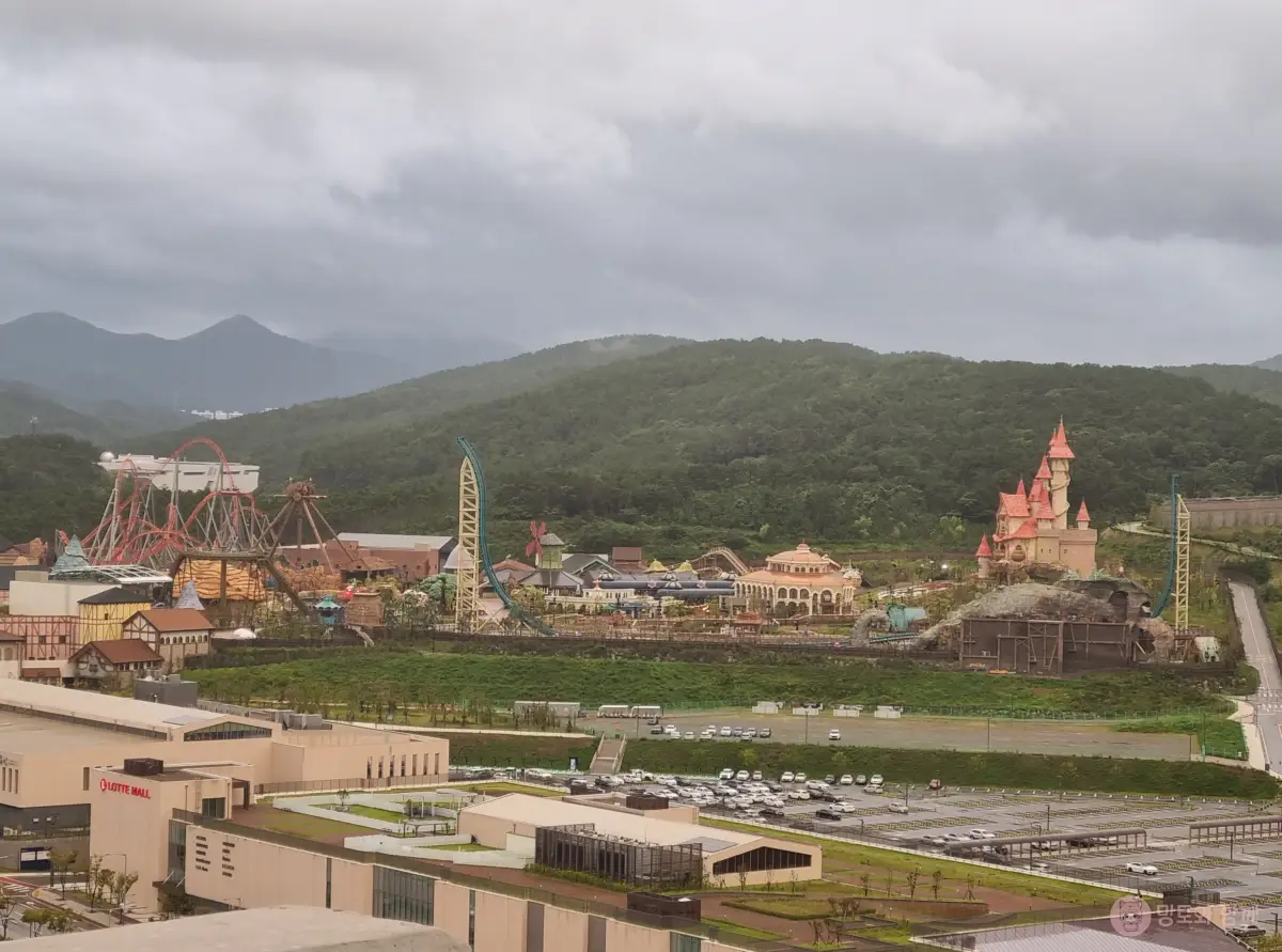 발코니에서-보이는-롯데월드