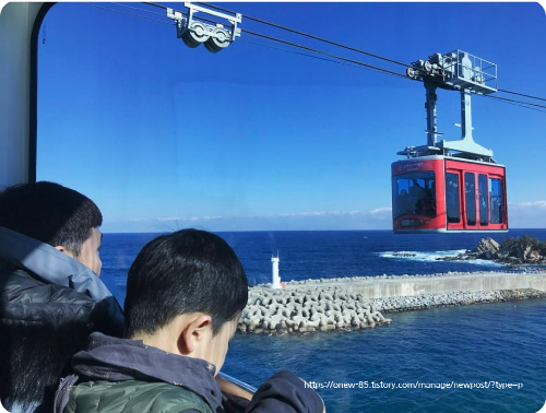 삼척-케이블카-타고-있는-아빠와-아들