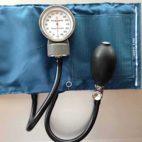 뇌출혈 예방과 혈압 관리를 설명하는 글에 사용된 혈압계 측정 장면, 고혈압 관리 이미지